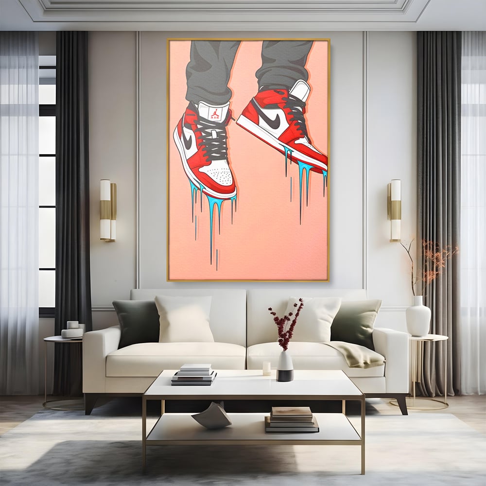 Tablou canvas cu ilustratie digitala cu adidasi rosii, in rama de aluminiu auriu, pe perete intr-un living